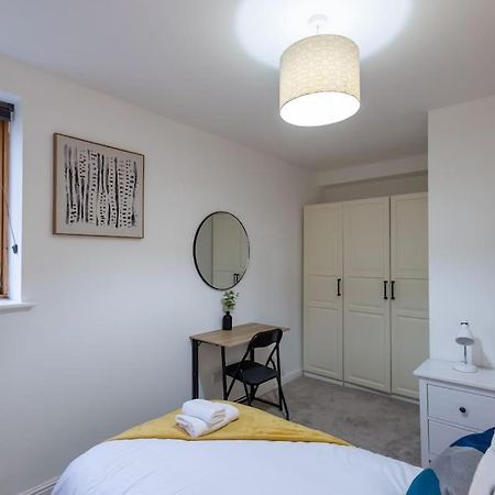 Morden London Apartment, By The Sea With Free Parking Esterno foto