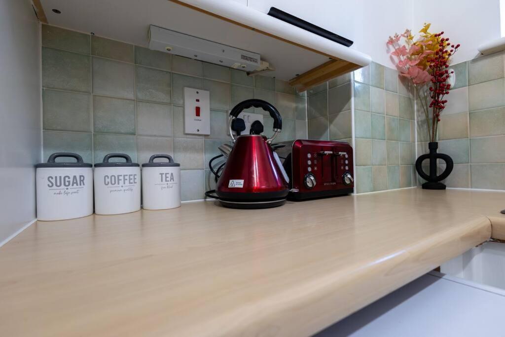Morden London Apartment, By The Sea With Free Parking Esterno foto