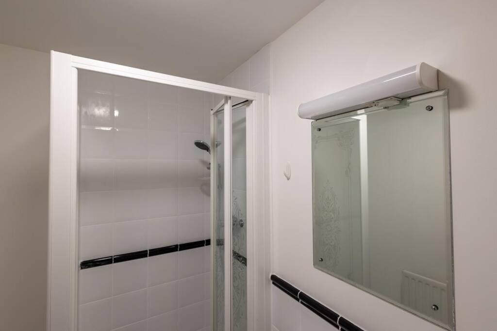 Morden London Apartment, By The Sea With Free Parking Esterno foto