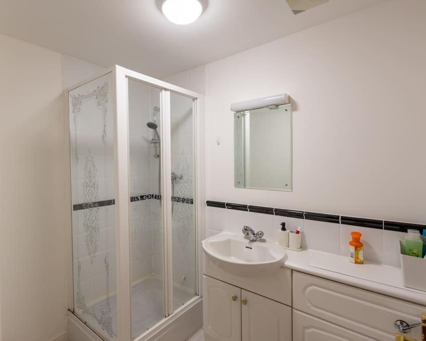 Morden London Apartment, By The Sea With Free Parking Esterno foto