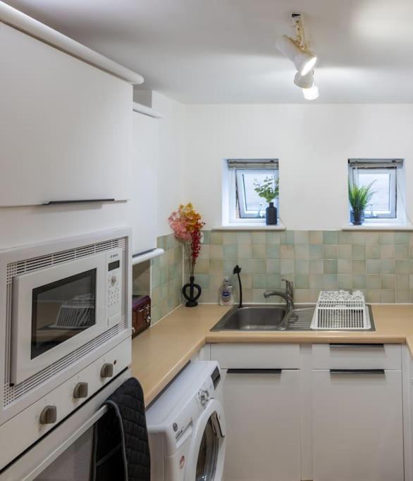 Morden London Apartment, By The Sea With Free Parking Esterno foto