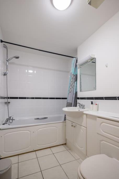 Morden London Apartment, By The Sea With Free Parking Esterno foto