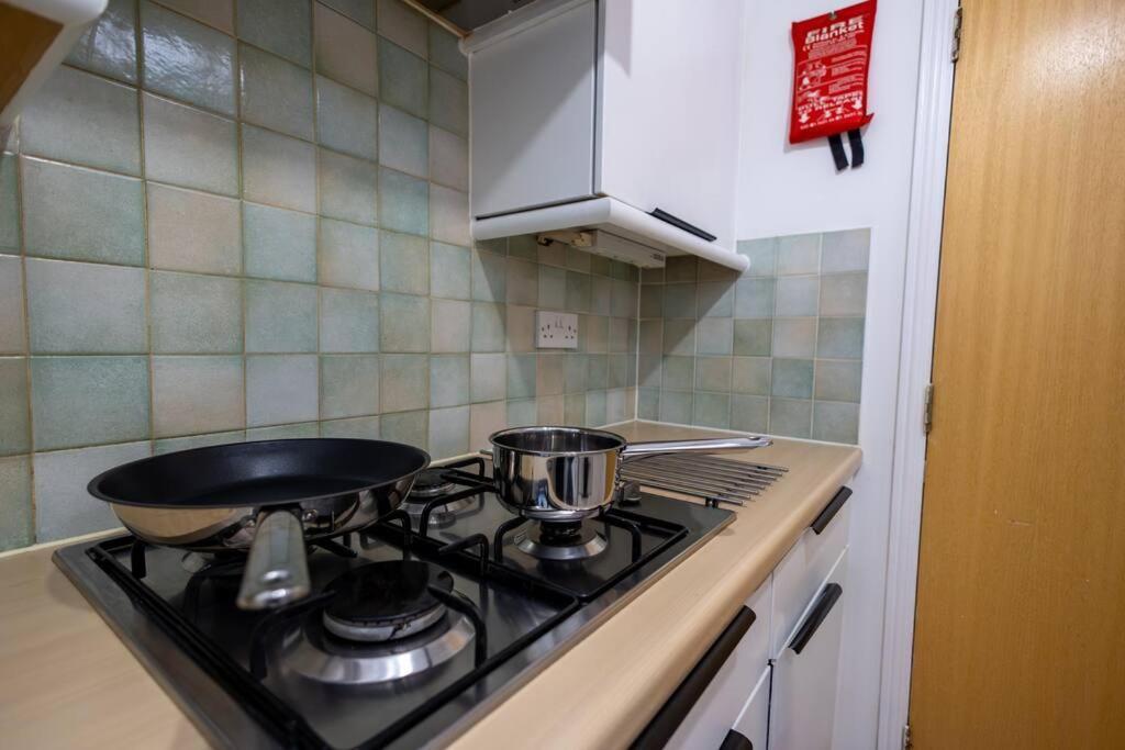 Morden London Apartment, By The Sea With Free Parking Esterno foto