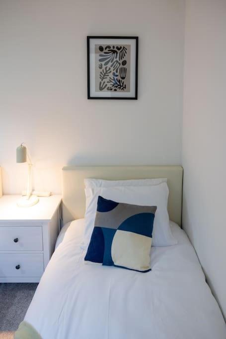 Morden London Apartment, By The Sea With Free Parking Esterno foto
